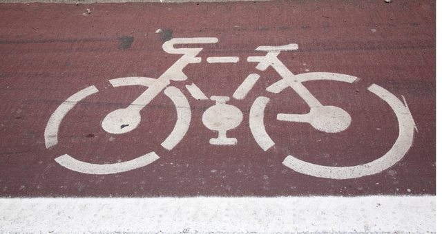 Señalización del carril bici en una carretera de Formentera (Islas Baleares)