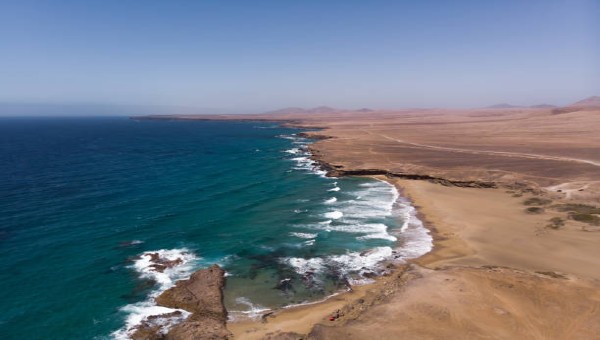 Grandes olas en Playa de Jarugo en Fuerteventura vista desde arriba