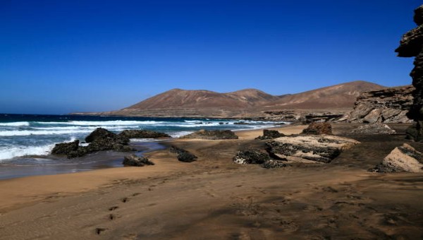 Vistas a la montaña desde Playa de la Solapa en Fuerteventura