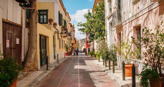 A narrow alley in the center of Athens, Greece