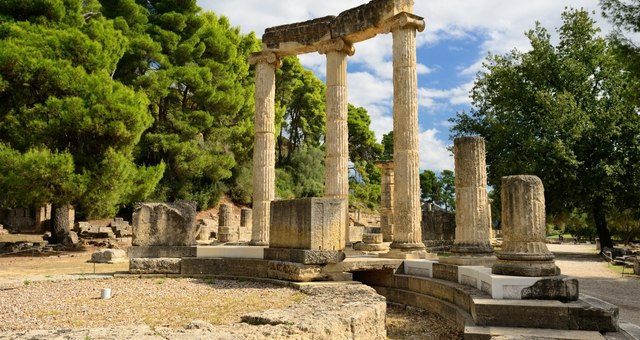 Le antiche rovine di Olympia nel Peloponneso, circondate dagli alberi