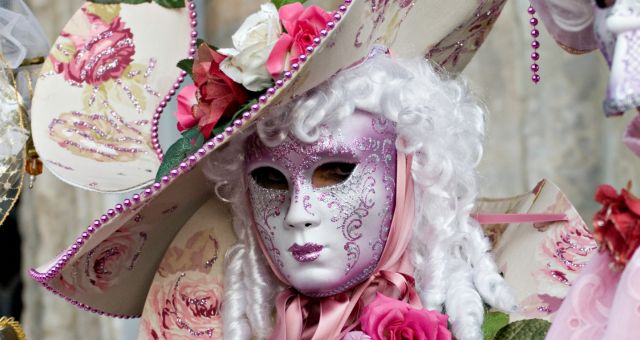 Una persona mascherata durante le celebrazioni di carnevale