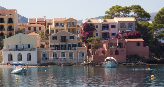 Le case colorate del paesino costiero di Assos, a Cefalonia