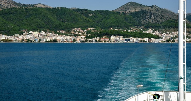 Blick auf den Hafen Igoumenitsa vom Deck einer Fähre aus