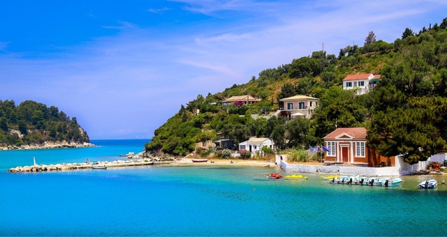 Il porto e la spiaggia di Lakka a Paxo