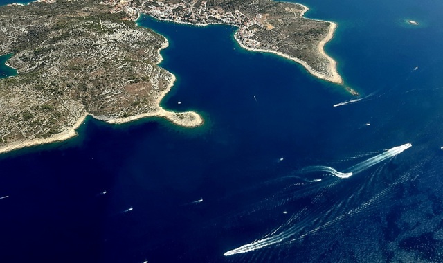 La mer Adriatique sur laquelle naviguent des ferries, vue du ciel