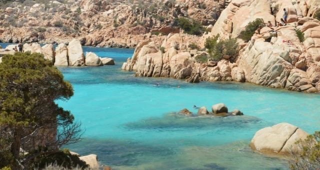 As águas azul-turquesa da praia de Cala Francese em La Maddalena