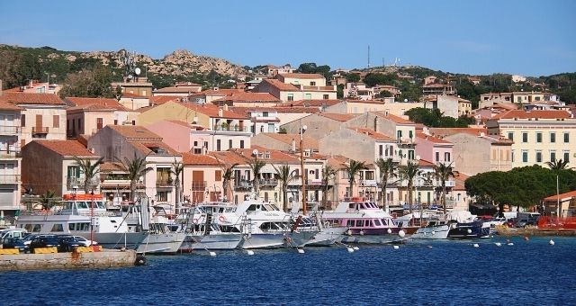 Barche al porto dell’isola di La Maddalena, in Sardegna