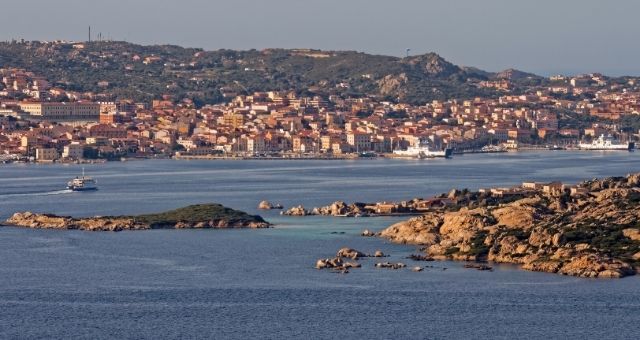 Prom płynący z portu w Palau do wybrzeża La Maddalena, Sardynia, Włochy