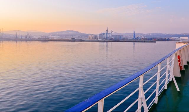 Vistas de la puesta de sol desde un ferry en el Adriático