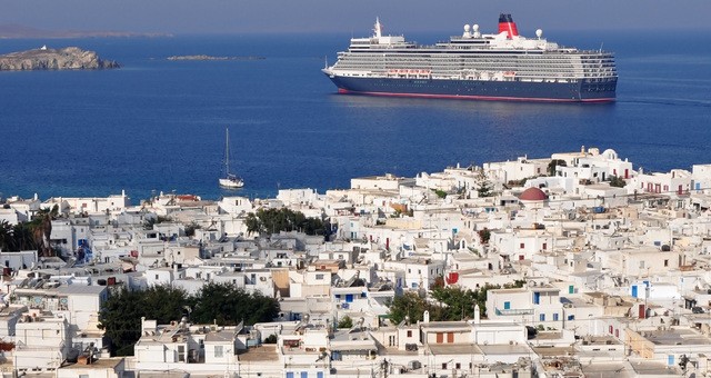 Una grande nave passeggeri al largo di Mykonos