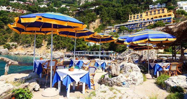 Ristorante con tavolini sul mare a Capri