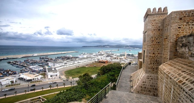 Die Festung der Medina und der Hafen Tanger Ville in Marokko