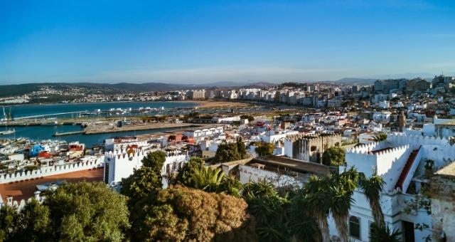 La ciudad de Tánger y su puerto desde la medina