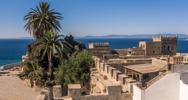 Panoramablick auf die Küste vor der Medina von Tanger, Marokko