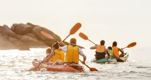 Eine Familie beim Kajakfahren auf Formentera