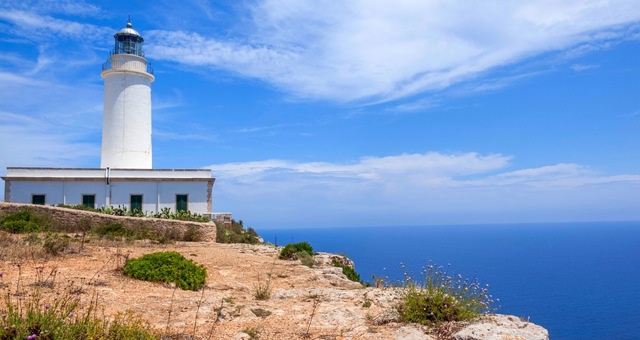 El coqueto faro de la Mola, en Formentera (Baleares)