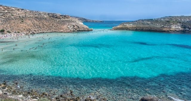 Le acque smeraldine della spiaggia dei Conigli, a Lampedusa