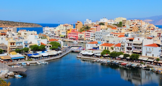 Vista aerea della città e del porto di Agios Nikolaos nell'est di Creta.