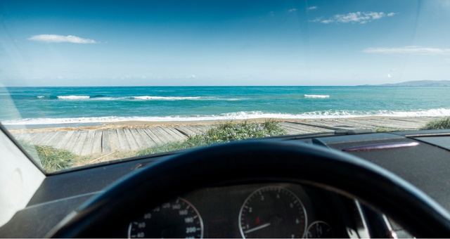 Vista sul mare cretese dall'interno di un'auto