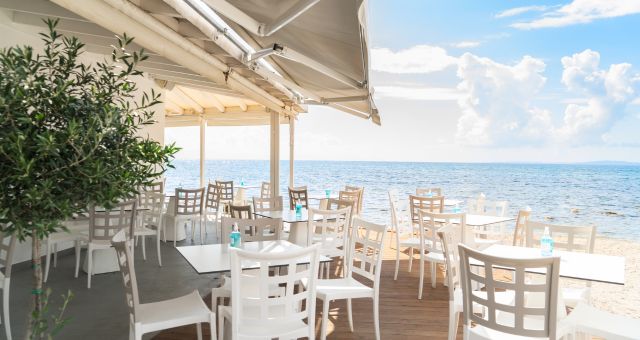 Restaurante griego en Corfú con mesa y sillas blancas