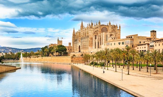 Cathedral de Palma de Mallorca on a cloudy day