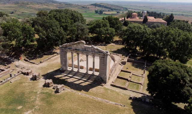 O sítio arqueológico e as ruínas de Apolónia na região de Vlorë, na Albânia