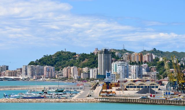 Barcos y otras embarcaciones en el puerto de Durrës (Albania)