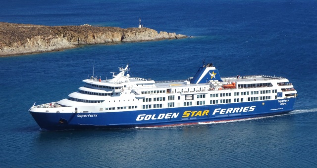 La nave Superferry di Golden Star Ferries vicino la costa di Mykonos