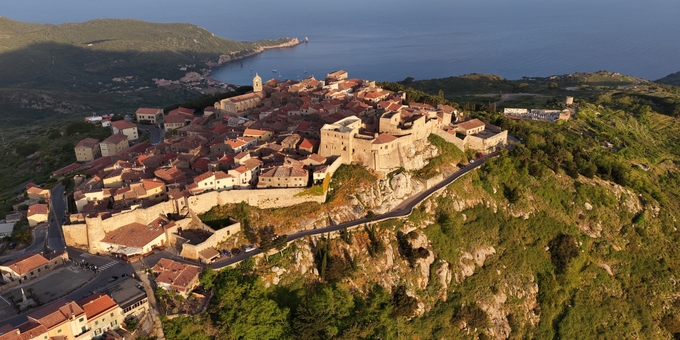 Vista aerea del borgo medievale di Giglio Castello