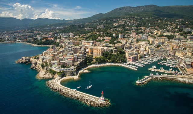 Vista de pájaro del puerto de Bastia, la ciudad y las montañas circundantes, en Córcega (Francia)