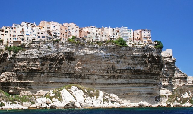 Vista da cidade de Bonifacio no topo de um penhasco com vista para o oceano, na Córsega, França