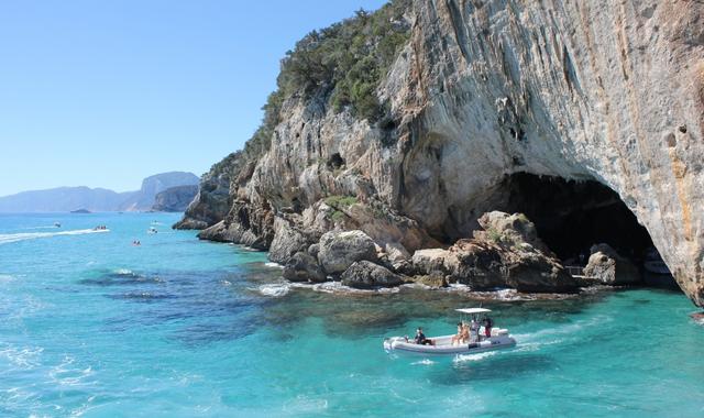 Boat excursion around Sardinia's caves and rocky coasts