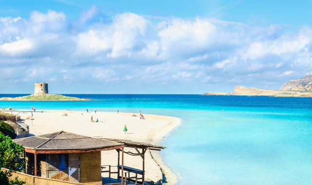 A praia de La Pelosa e a torre homónima na Sardenha, Itália