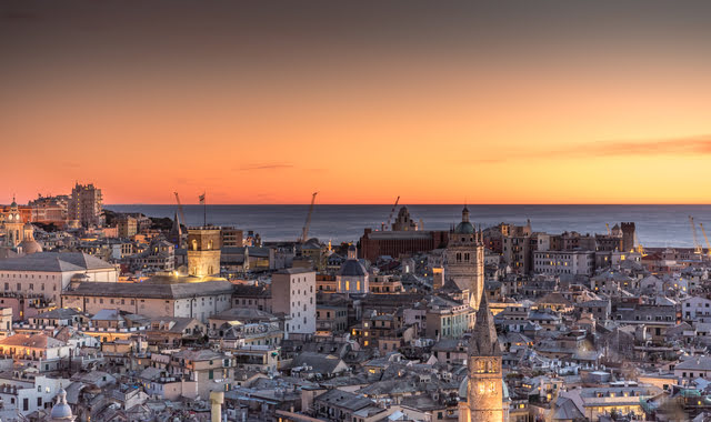 Blick auf Stadt und Hafen Genua bei Sonnenuntergang