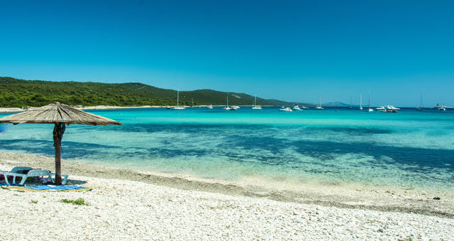 Vue sur les eaux émeraude de la plage de Sakarun, Dugi Otok, Croatie