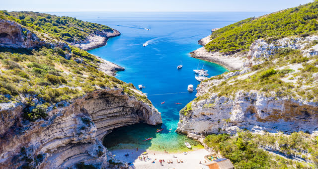 La plage croate de Stiniva sur l'île de Vis