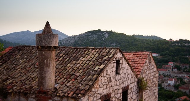 Cheminée arrondie typique d'une maison en pierre sur l'île croate de Lastovo