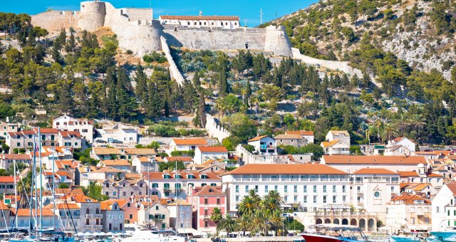 Blick auf die Festung Fortica auf Hvar vom Meer aus