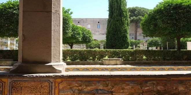 Vista sui giardini esterni del Chiostro di Santa Chiara a Napoli