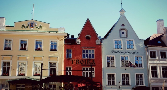 Casas de colores en la plaza del Ayuntamiento (Tallin)