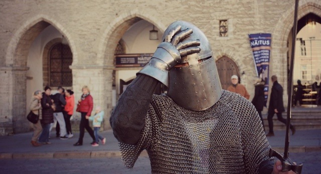 Caballero medieval en Tallin (Estonia)