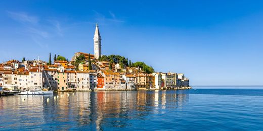 Vista del centro storico e del porto di Rovigno, Croazia