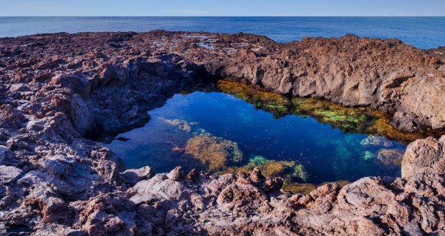 La playa de lava de Piscine en Linosa en Italia