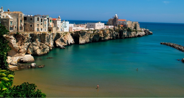 Vista aérea de acantilados con casas en la ciudad de Vieste en Italia