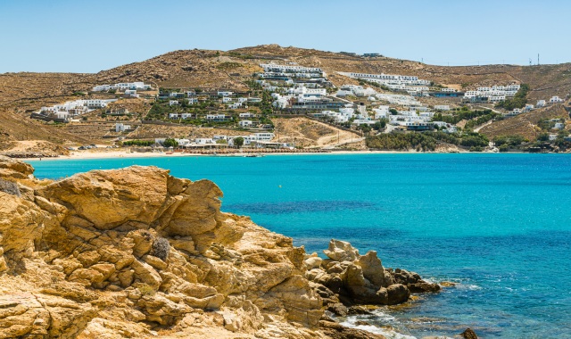 Vista panoramica della spiaggia di Elia a Mykonos, Grecia