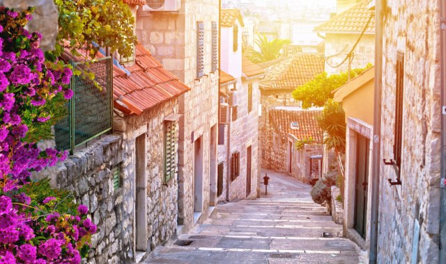 Maisons en pierre dans une ruelle avec des escaliers dans la vieille ville de Split, Dalmatie, Croatie