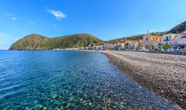 Le acque cristalline della spiaggia di Canneto a Lipari, Eolie