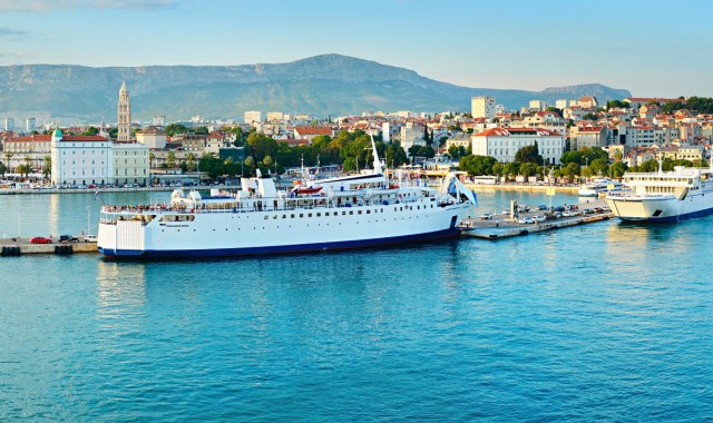 Um ferry cheio de pessoas no porto de Split, Croácia