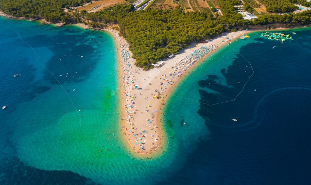 Zatłoczona plaża Zlatni Rat na chorwackiej wyspie Brač widziana z góry